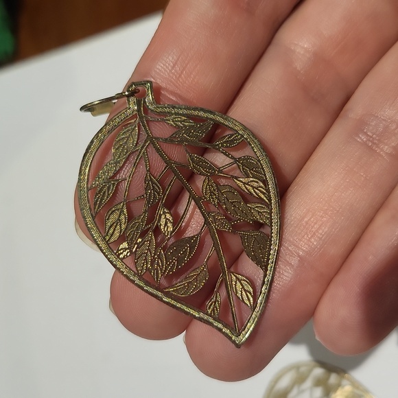 Shiny gold leaf shaped earrings - Picture 2 of 2